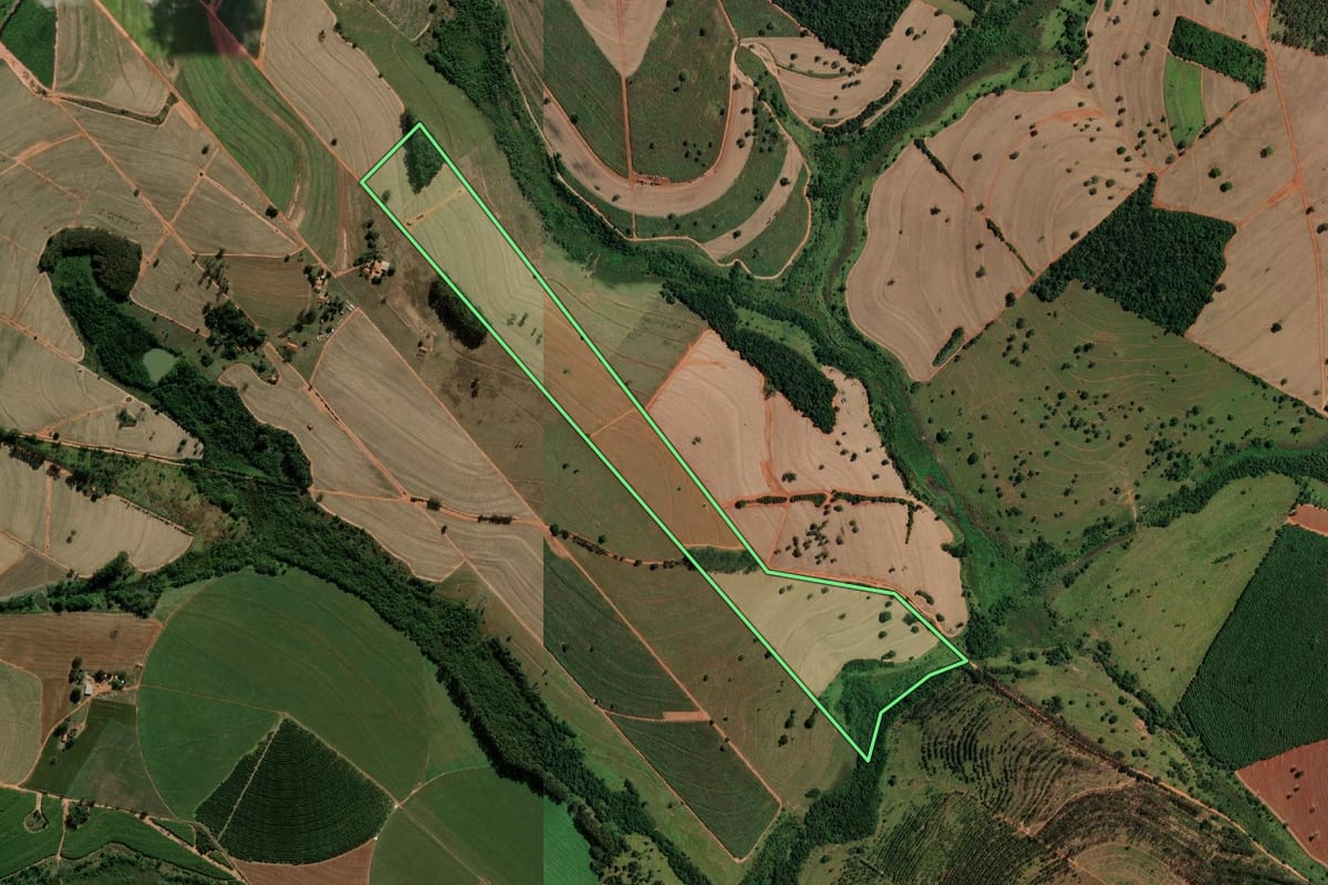Imagem de satélite do imóvel rural em Votuporanga (SP), com o contorno declarado no CAR desenhado por cima.