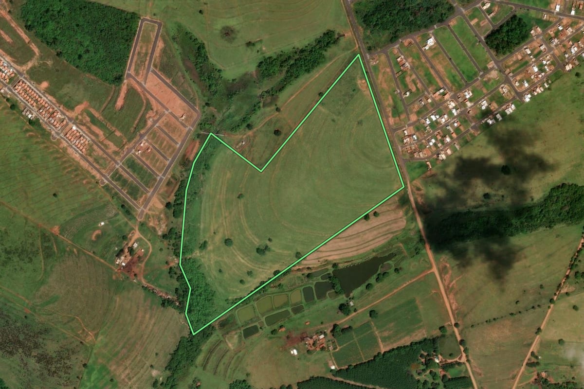Imagem de satélite do imóvel rural em Votuporanga (SP), com o contorno declarado no CAR desenhado por cima.