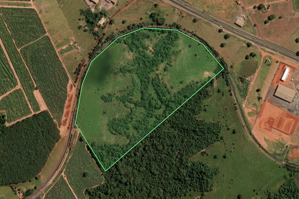 Imagem de satélite do imóvel rural em Votuporanga (SP), com o contorno declarado no CAR desenhado por cima.
