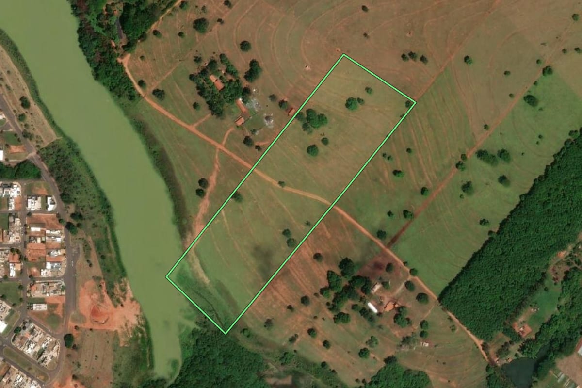 Imagem de satélite do imóvel rural em Votuporanga (SP), com o contorno declarado no CAR desenhado por cima.
