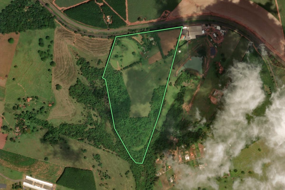 Imagem de satélite do imóvel rural em Votuporanga (SP), com o contorno declarado no CAR desenhado por cima.