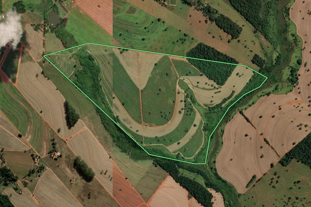 Imagem de satélite do imóvel rural em Votuporanga (SP), com o contorno declarado no CAR desenhado por cima.