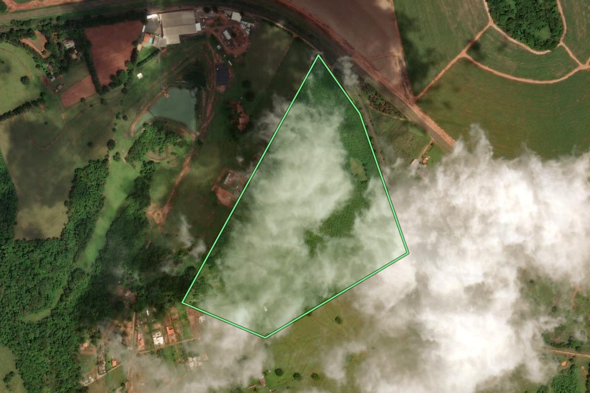 Imagem de satélite do imóvel rural em Votuporanga (SP), com o contorno declarado no CAR desenhado por cima.