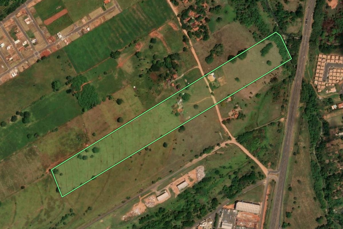 Imagem de satélite do imóvel rural em Votuporanga (SP), com o contorno declarado no CAR desenhado por cima.