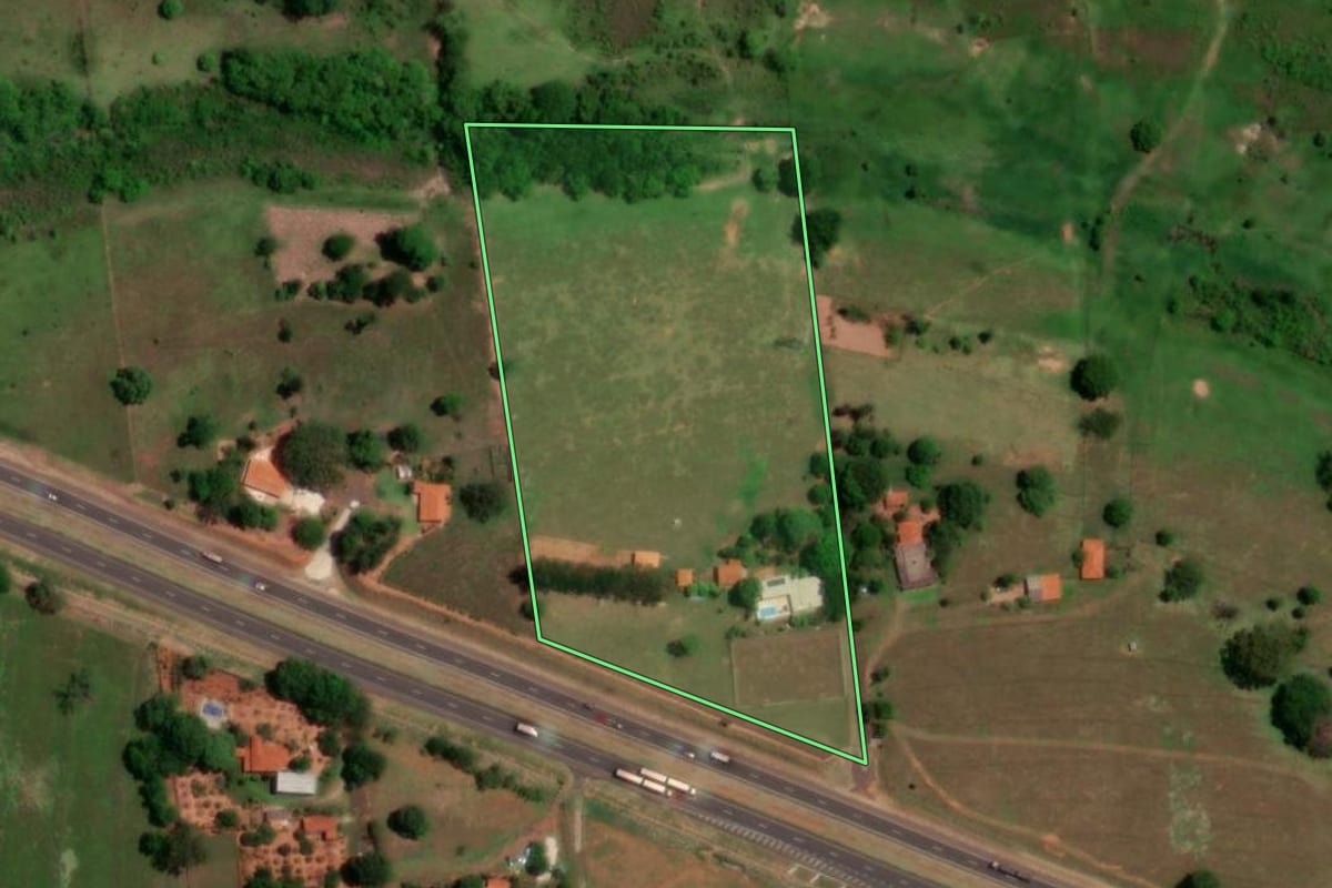 Imagem de satélite do imóvel rural em Votuporanga (SP), com o contorno declarado no CAR desenhado por cima.