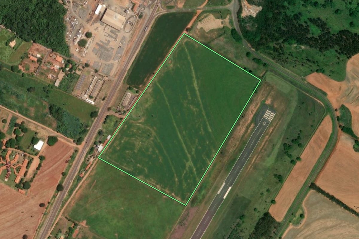 Imagem de satélite do imóvel rural em Votuporanga (SP), com o contorno declarado no CAR desenhado por cima.