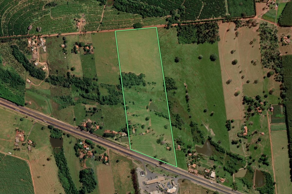 Imagem de satélite do imóvel rural em Votuporanga (SP), com o contorno declarado no CAR desenhado por cima.
