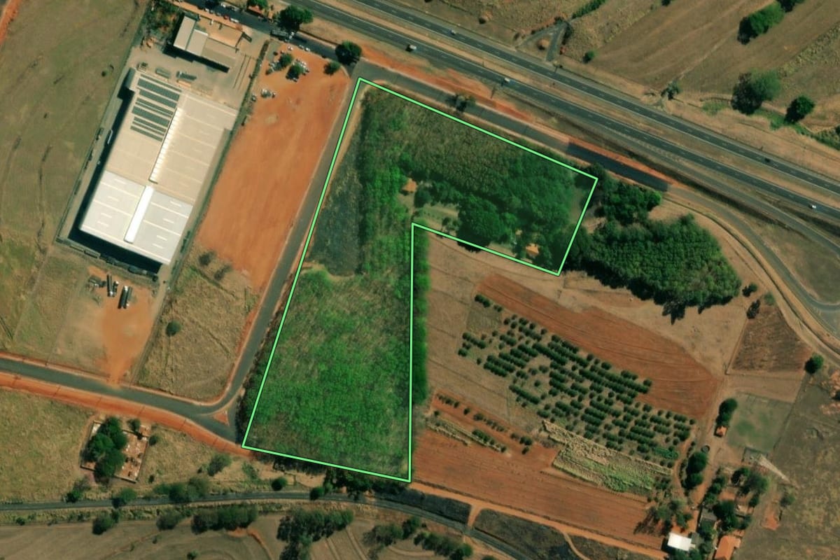 Imagem de satélite do imóvel rural em Votuporanga (SP), com o contorno declarado no CAR desenhado por cima.