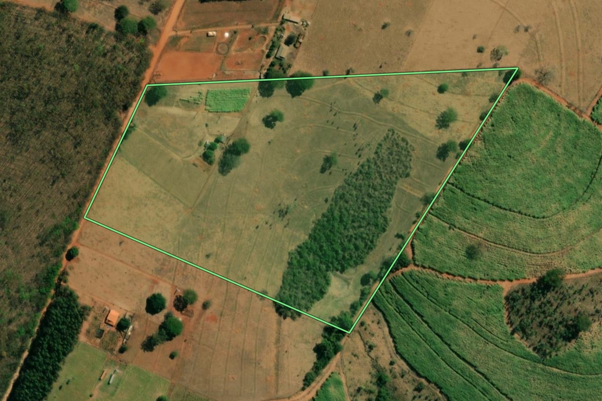 Imagem de satélite do imóvel rural em Votuporanga (SP), com o contorno declarado no CAR desenhado por cima.