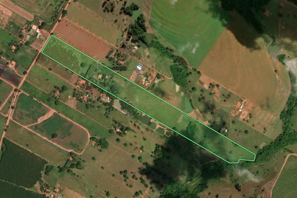 Imagem de satélite do imóvel rural em Votuporanga (SP), com o contorno declarado no CAR desenhado por cima.
