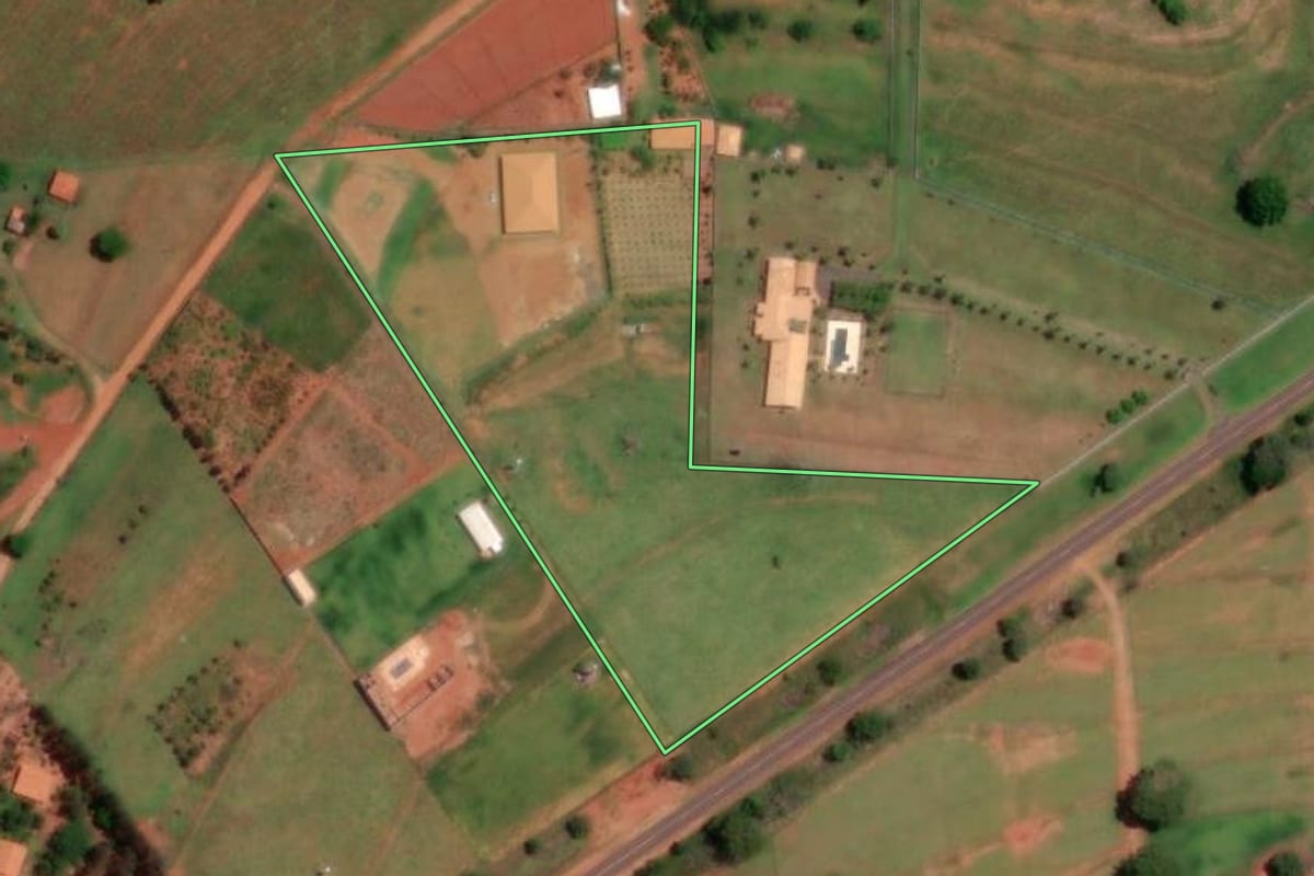 Imagem de satélite do imóvel rural em Votuporanga (SP), com o contorno declarado no CAR desenhado por cima.