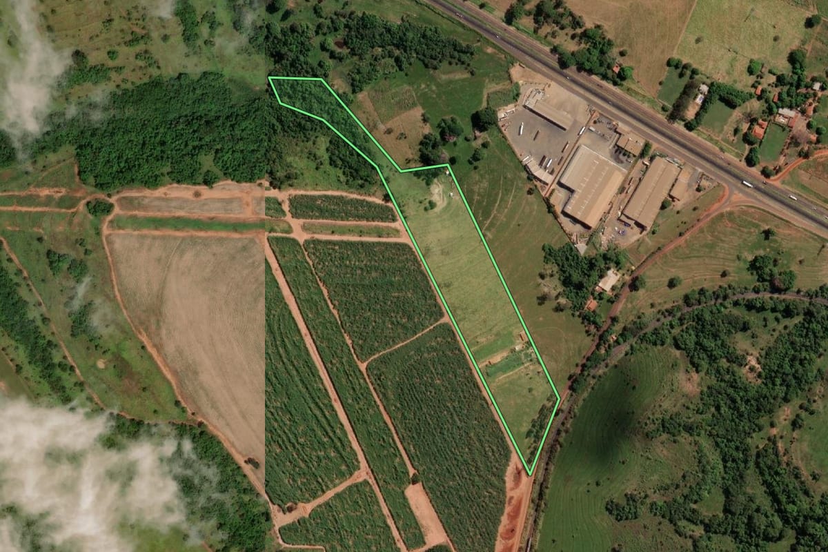 Imagem de satélite do imóvel rural em Votuporanga (SP), com o contorno declarado no CAR desenhado por cima.