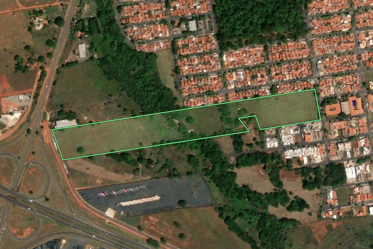 Imagem de satélite do imóvel rural em Votuporanga (SP), com o contorno declarado no CAR desenhado por cima.