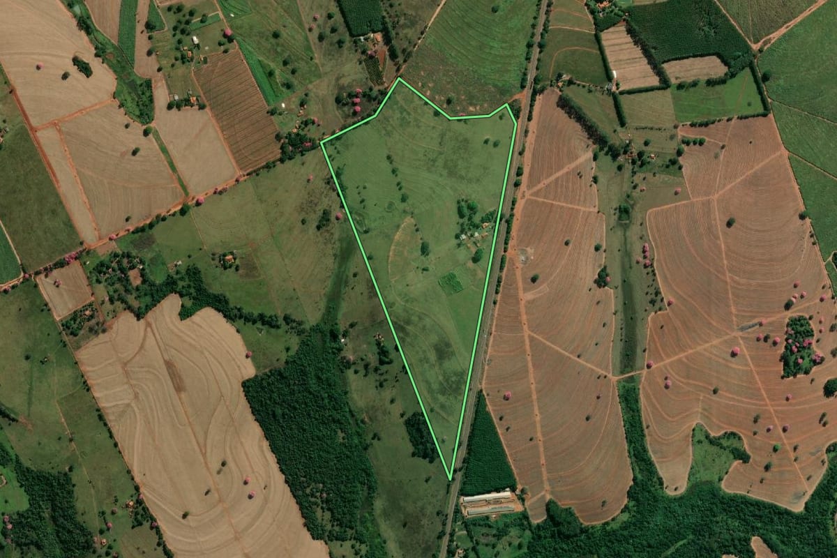 Imagem de satélite do imóvel rural em Votuporanga (SP), com o contorno declarado no CAR desenhado por cima.