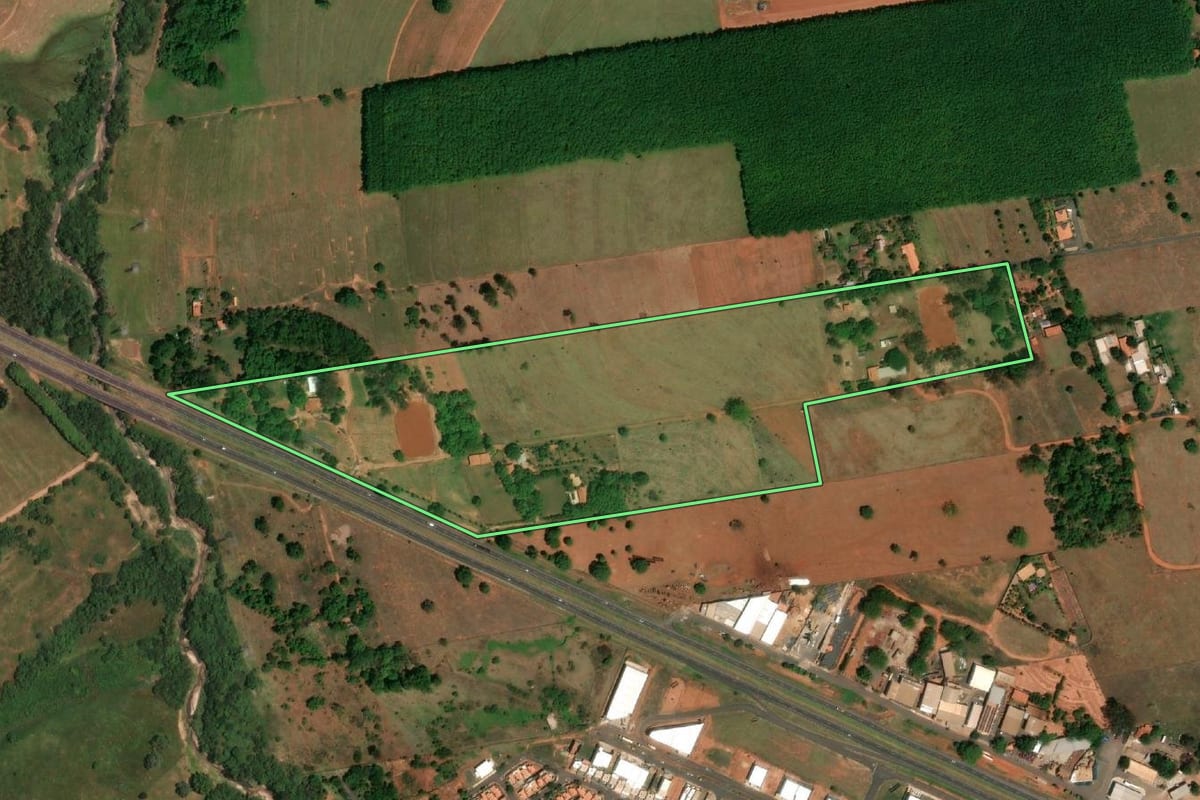 Imagem de satélite do imóvel rural em Votuporanga (SP), com o contorno declarado no CAR desenhado por cima.