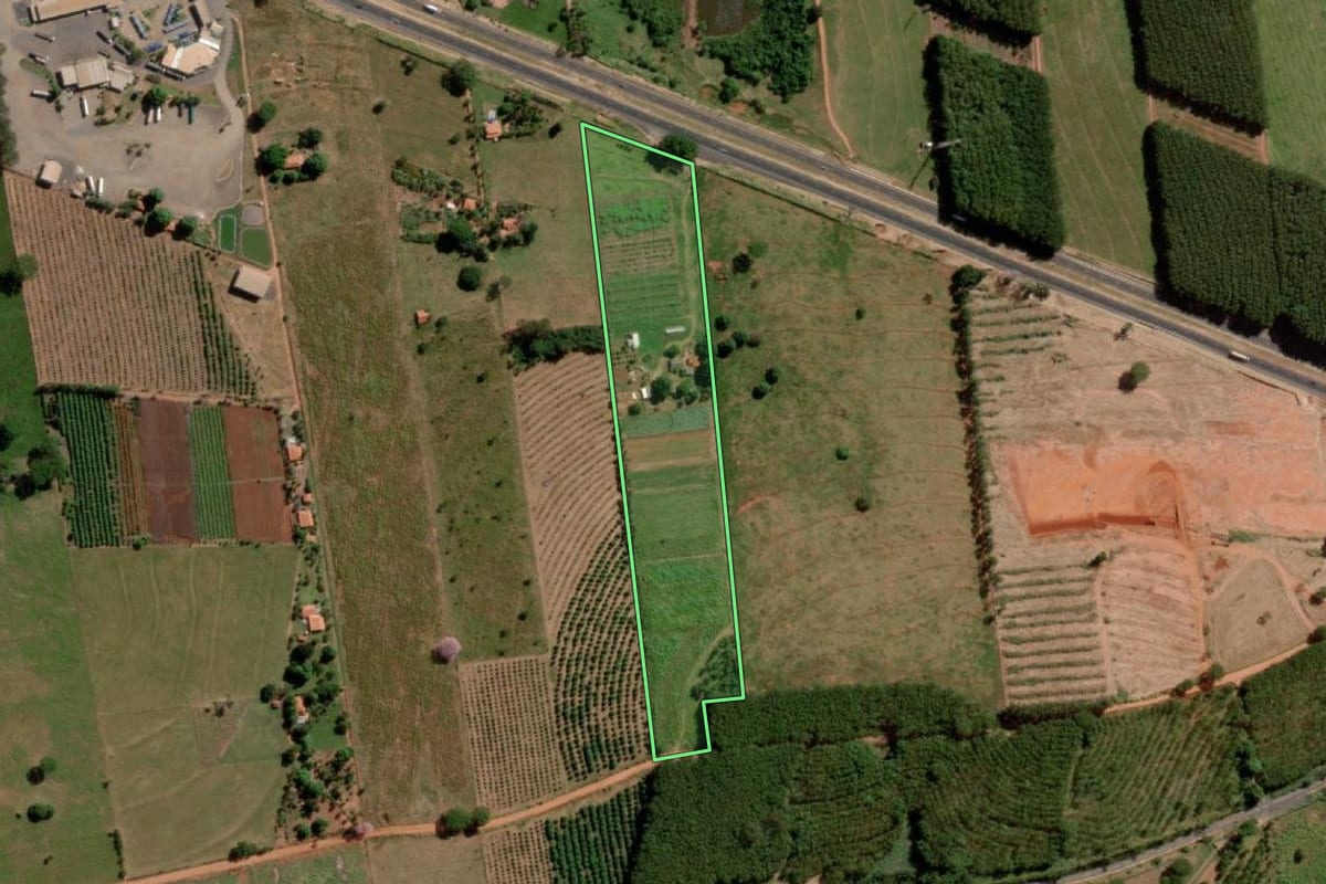Imagem de satélite do imóvel rural em Votuporanga (SP), com o contorno declarado no CAR desenhado por cima.