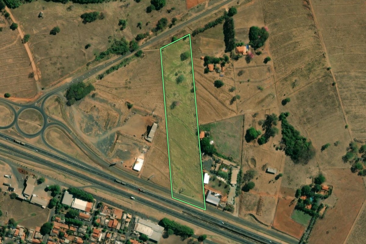 Imagem de satélite do imóvel rural em Votuporanga (SP), com o contorno declarado no CAR desenhado por cima.