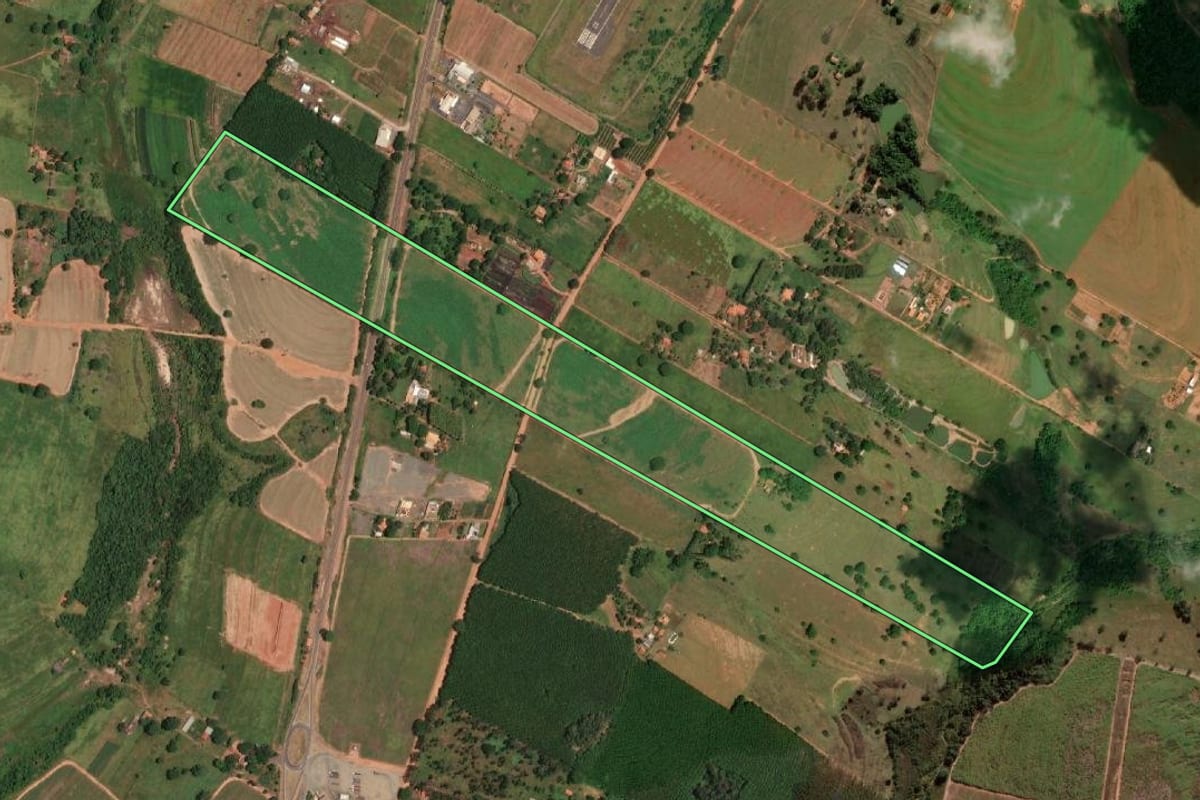 Imagem de satélite do imóvel rural em Votuporanga (SP), com o contorno declarado no CAR desenhado por cima.