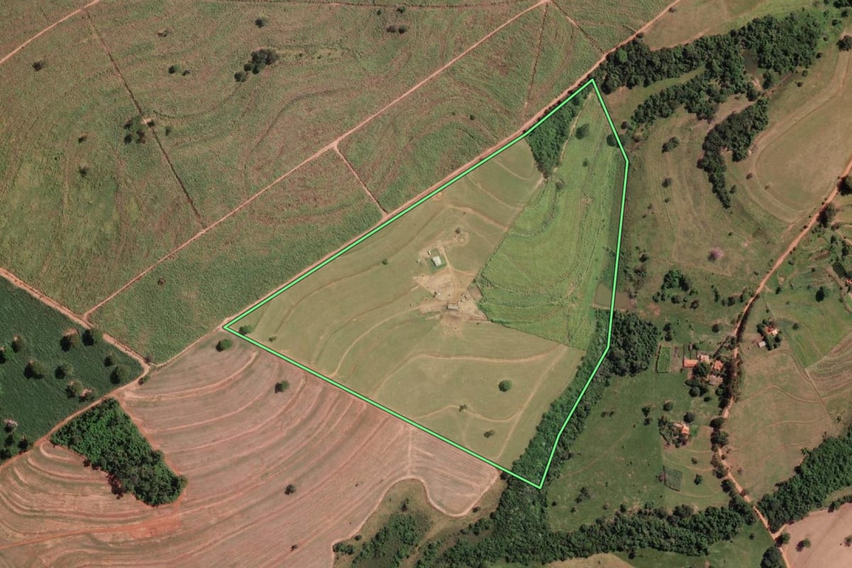 Imagem de satélite do imóvel rural em Votuporanga (SP), com o contorno declarado no CAR desenhado por cima.