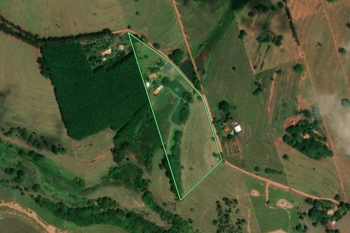 Imagem de satélite do imóvel rural em Votuporanga (SP), com o contorno declarado no CAR desenhado por cima.
