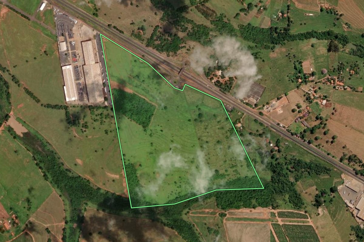 Imagem de satélite do imóvel rural em Votuporanga (SP), com o contorno declarado no CAR desenhado por cima.
