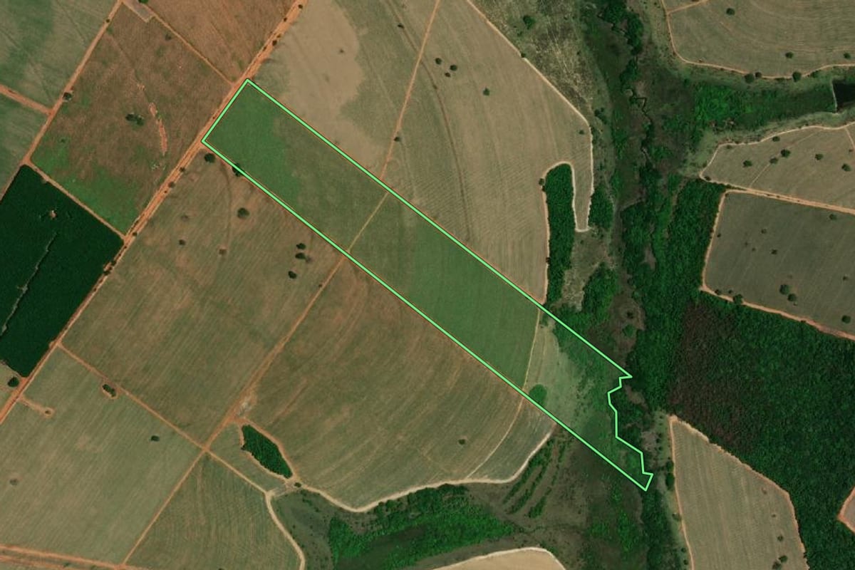 Imagem de satélite do imóvel rural em Zacarias (SP), com o contorno declarado no CAR desenhado por cima.