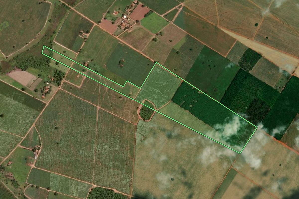 Imagem de satélite do imóvel rural em Zacarias (SP), com o contorno declarado no CAR desenhado por cima.