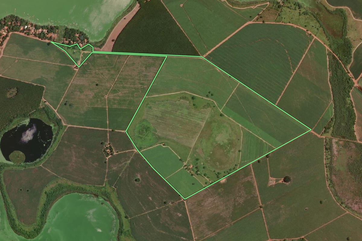 Imagem de satélite do imóvel rural em Zacarias (SP), com o contorno declarado no CAR desenhado por cima.