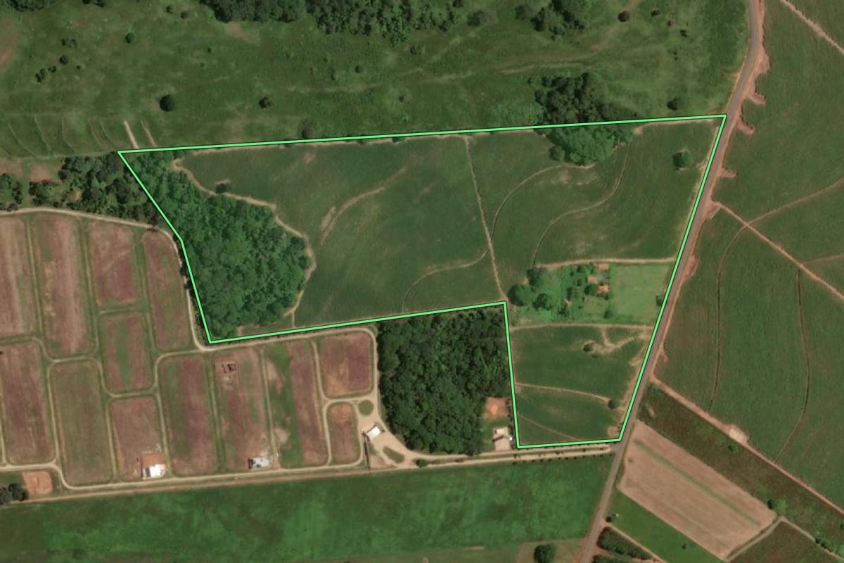 Imagem de satélite do imóvel rural em Zacarias (SP), com o contorno declarado no CAR desenhado por cima.