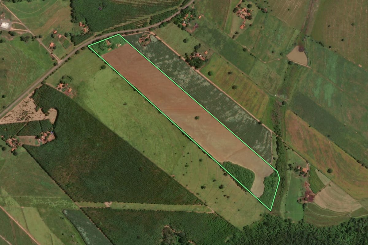 Imagem de satélite do imóvel rural em Zacarias (SP), com o contorno declarado no CAR desenhado por cima.