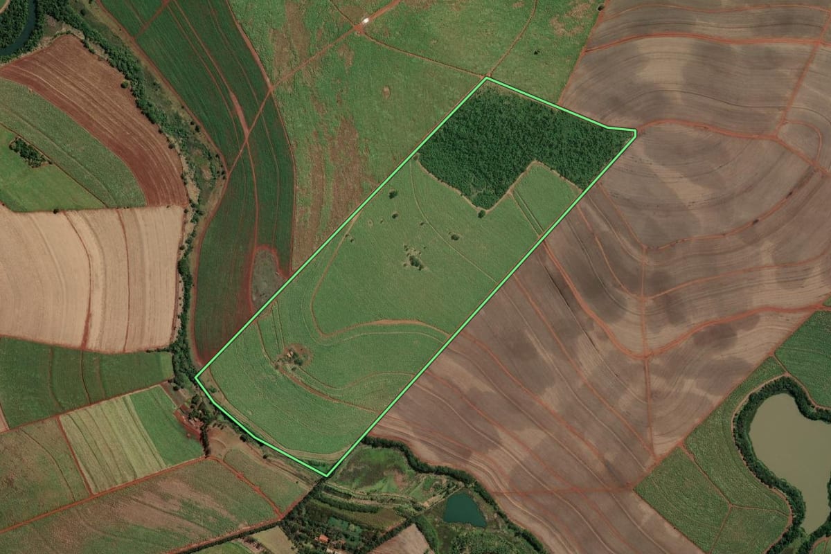 Imagem de satélite do imóvel rural em Chavantes (SP), com o contorno declarado no CAR desenhado por cima.