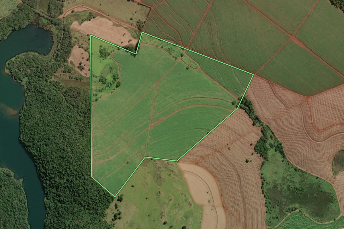 Imagem de satélite do imóvel rural em Chavantes (SP), com o contorno declarado no CAR desenhado por cima.