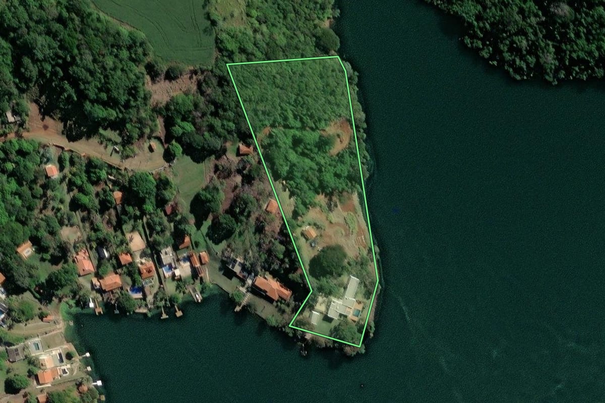 Imagem de satélite do imóvel rural em Chavantes (SP), com o contorno declarado no CAR desenhado por cima.