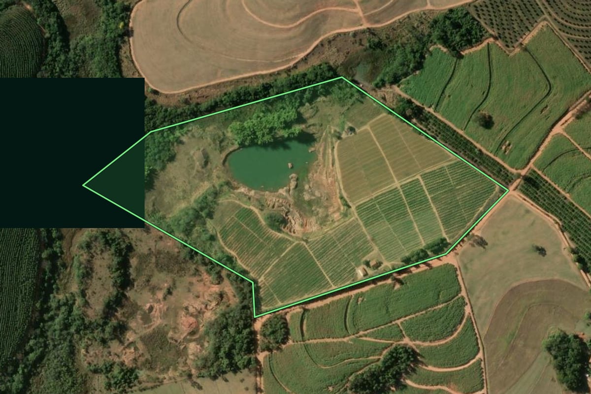 Imagem de satélite do imóvel rural em Estiva Gerbi (SP), com o contorno declarado no CAR desenhado por cima.