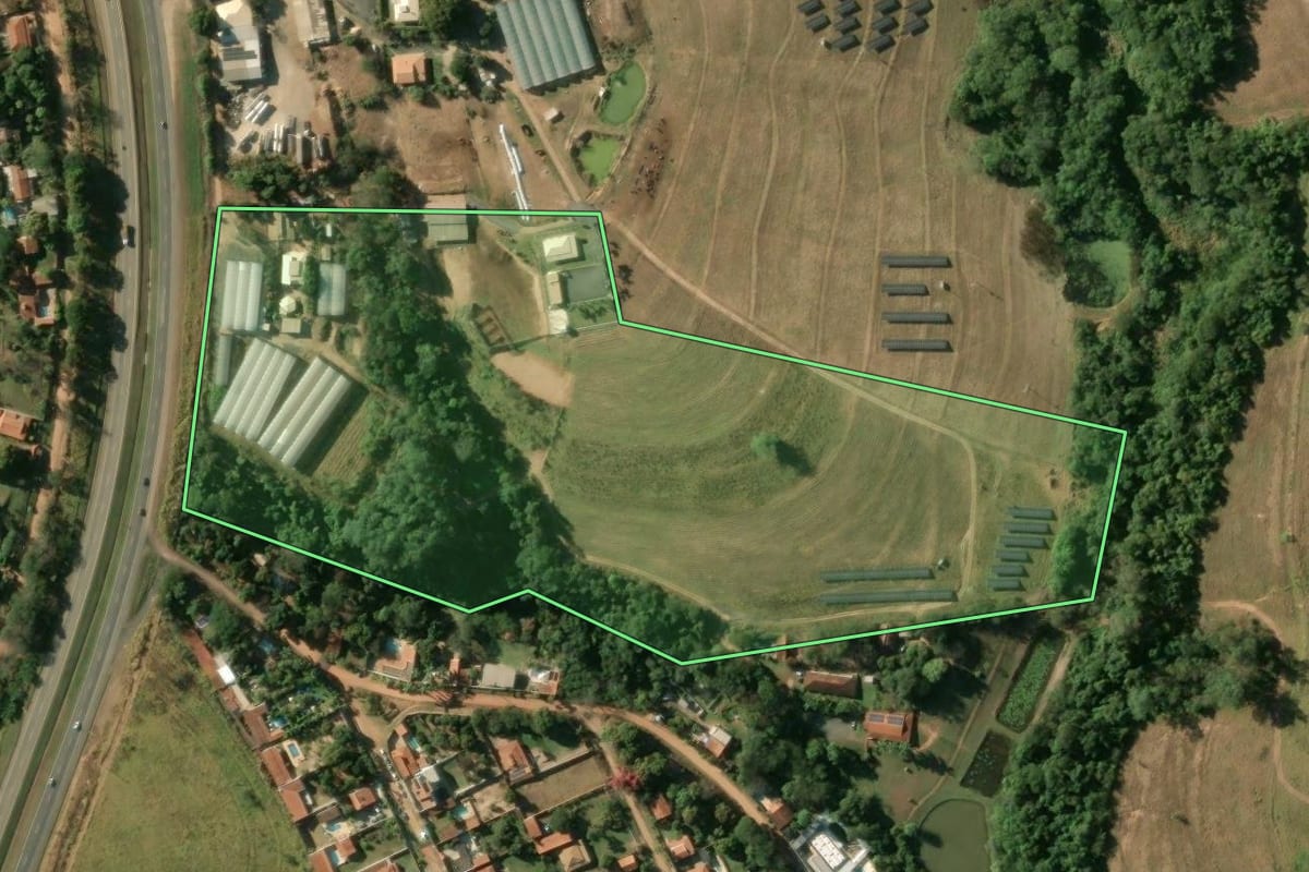 Imagem de satélite do imóvel rural em Estiva Gerbi (SP), com o contorno declarado no CAR desenhado por cima.