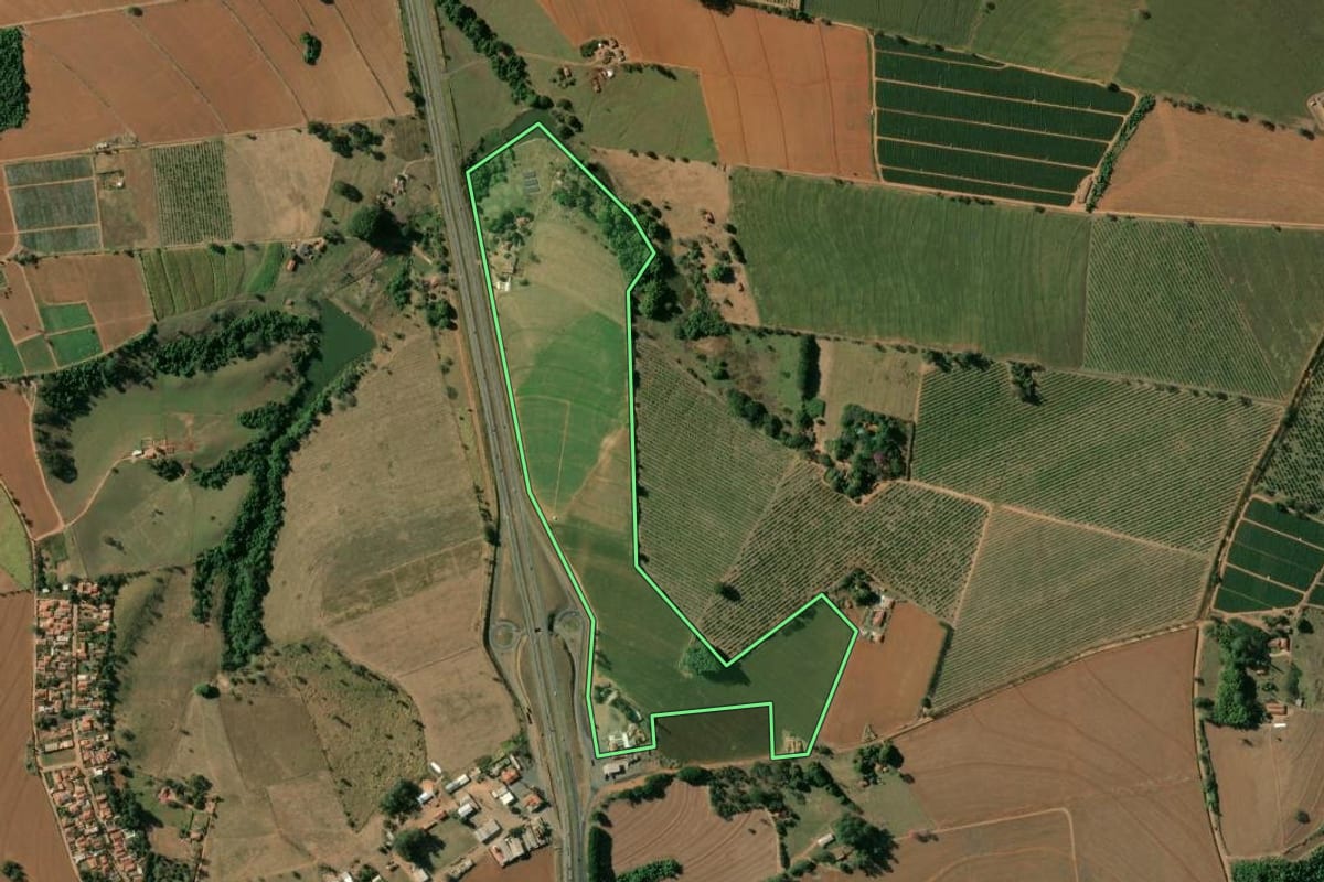 Imagem de satélite do imóvel rural em Estiva Gerbi (SP), com o contorno declarado no CAR desenhado por cima.