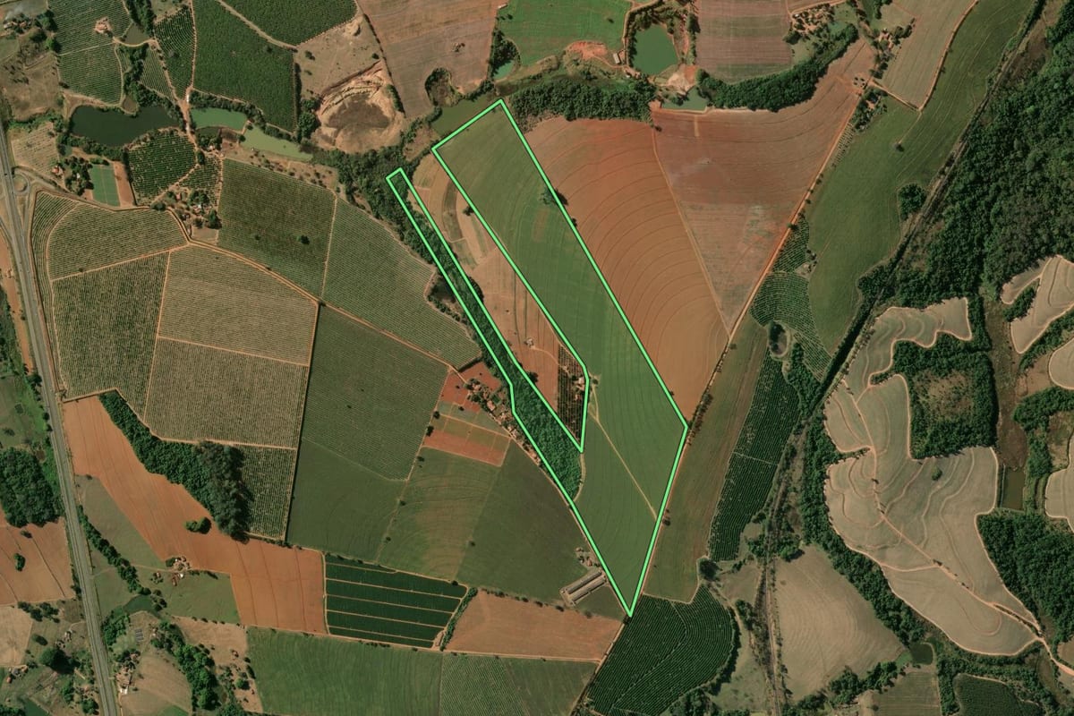 Imagem de satélite do imóvel rural em Estiva Gerbi (SP), com o contorno declarado no CAR desenhado por cima.