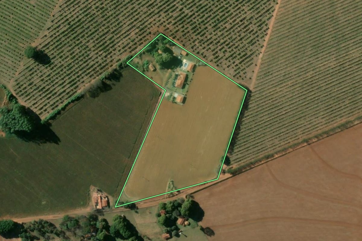 Imagem de satélite do imóvel rural em Estiva Gerbi (SP), com o contorno declarado no CAR desenhado por cima.