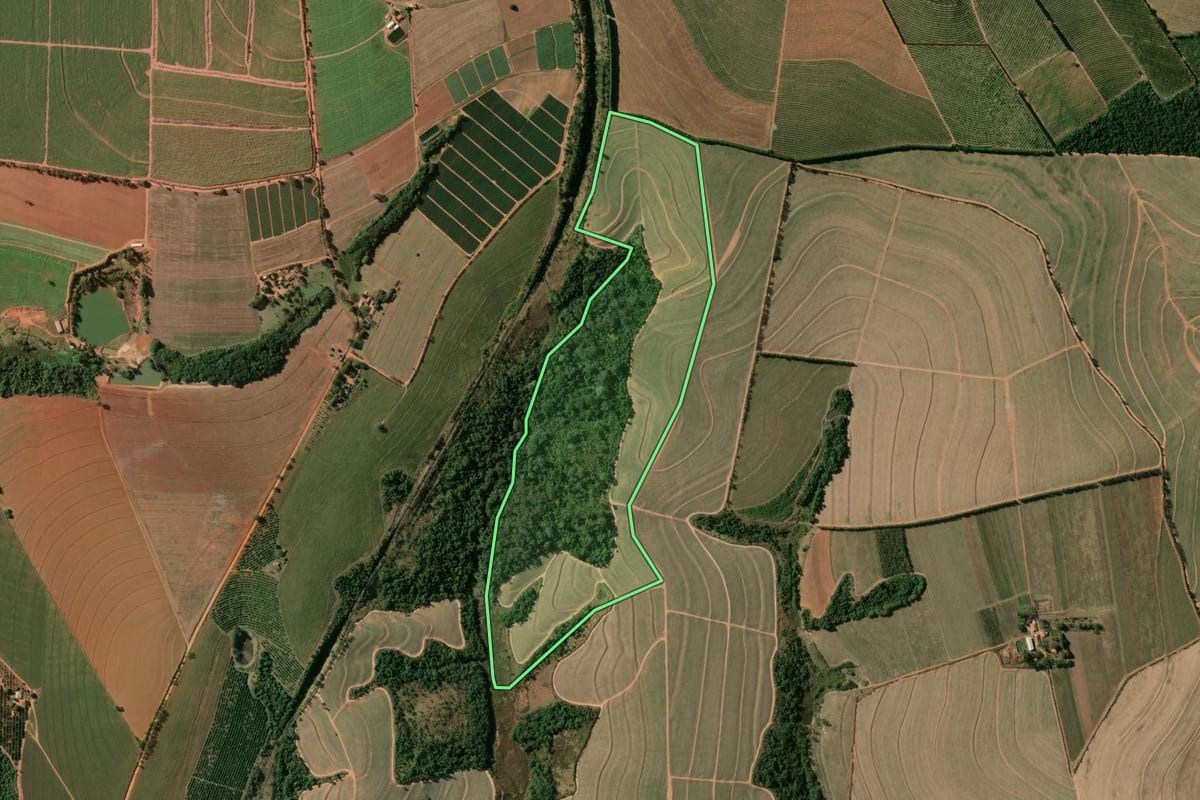 Imagem de satélite do imóvel rural em Estiva Gerbi (SP), com o contorno declarado no CAR desenhado por cima.