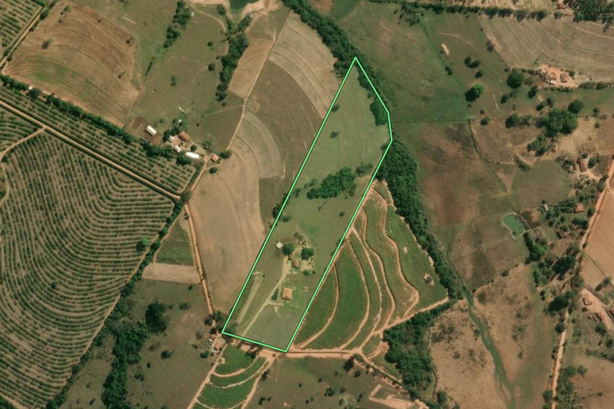 Imagem de satélite do imóvel rural em Estiva Gerbi (SP), com o contorno declarado no CAR desenhado por cima.