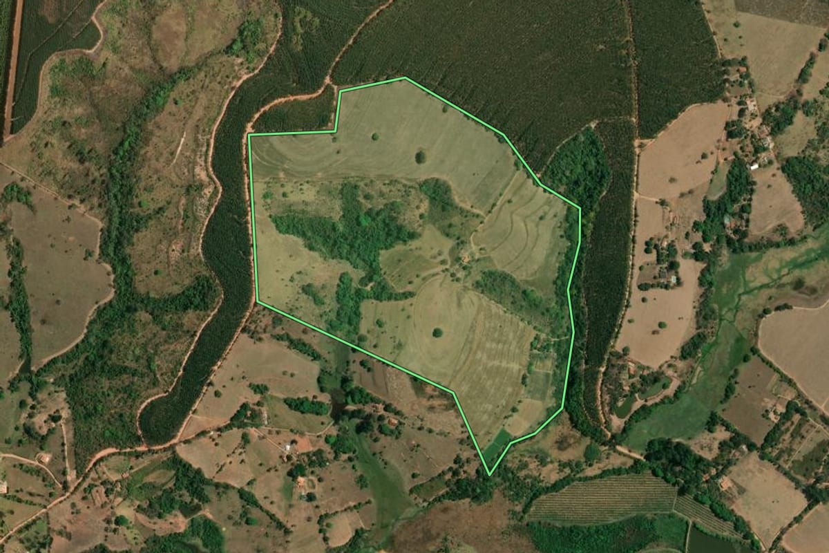 Imagem de satélite do imóvel rural em Estiva Gerbi (SP), com o contorno declarado no CAR desenhado por cima.