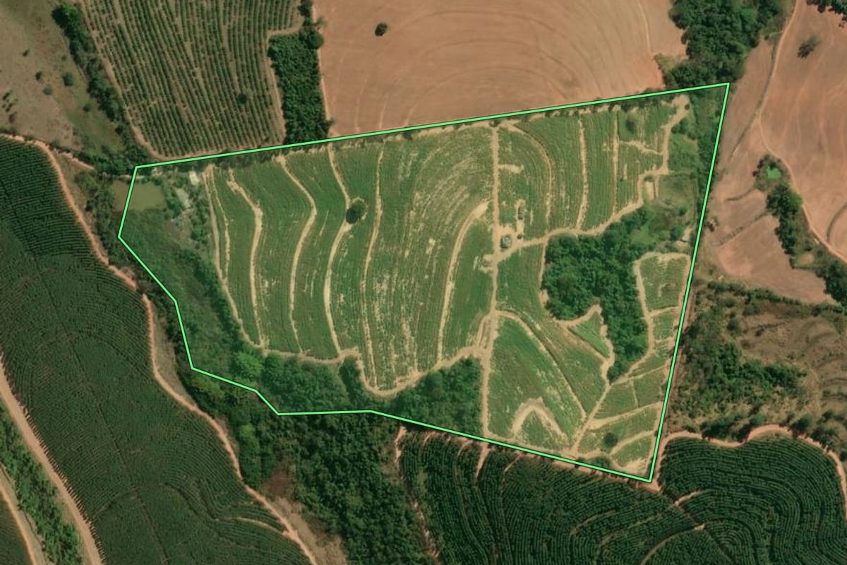 Imagem de satélite do imóvel rural em Estiva Gerbi (SP), com o contorno declarado no CAR desenhado por cima.