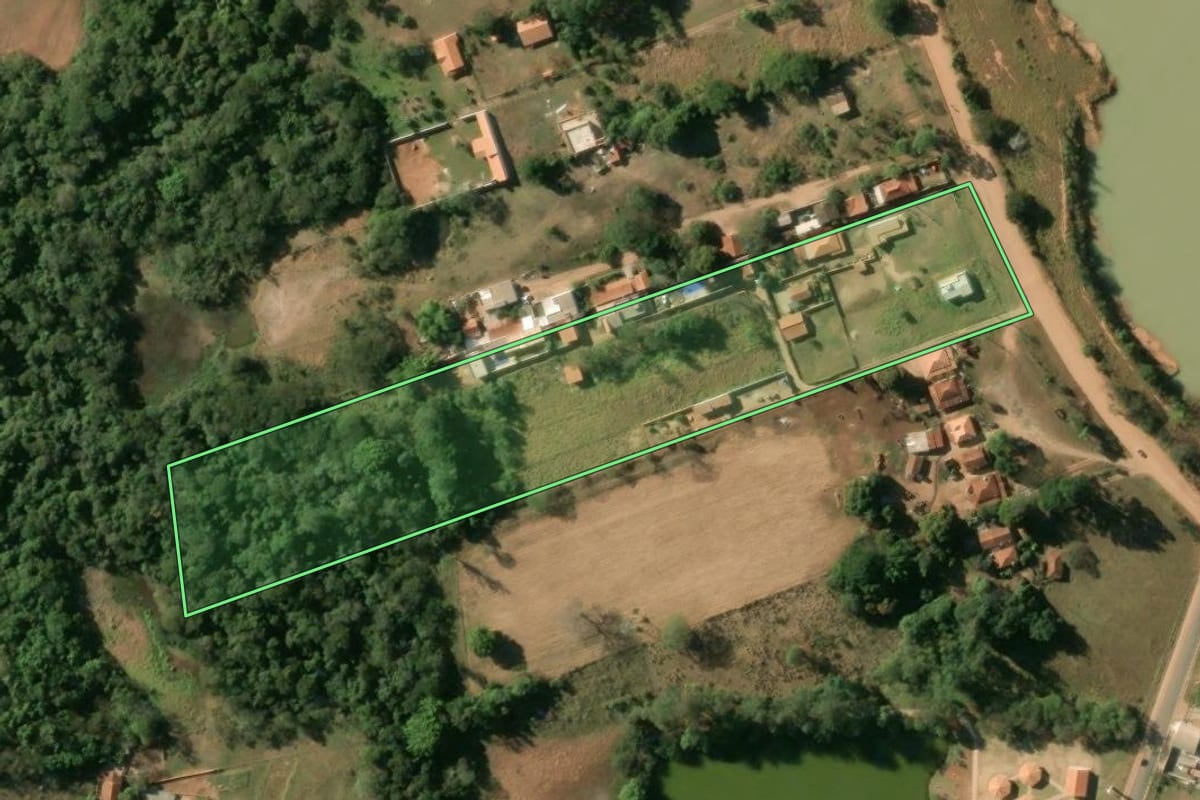 Imagem de satélite do imóvel rural em Estiva Gerbi (SP), com o contorno declarado no CAR desenhado por cima.