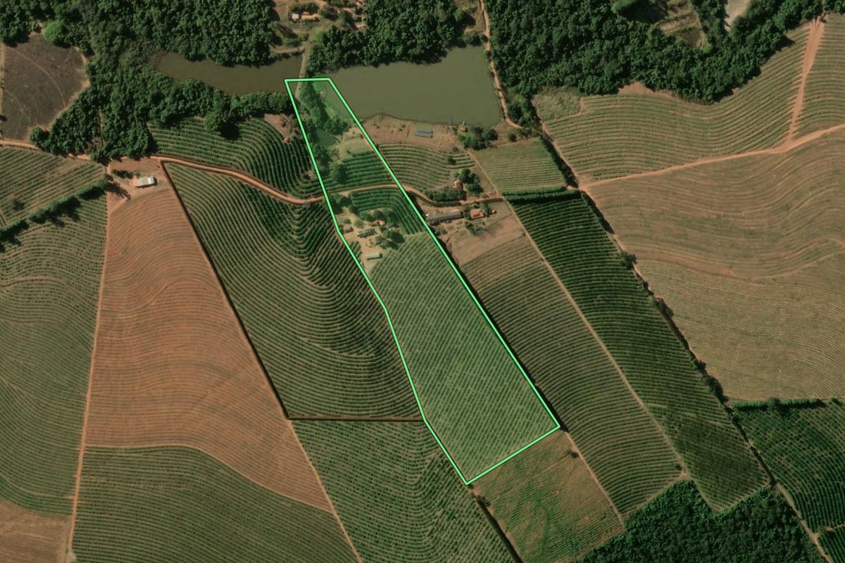 Imagem de satélite do imóvel rural em Estiva Gerbi (SP), com o contorno declarado no CAR desenhado por cima.