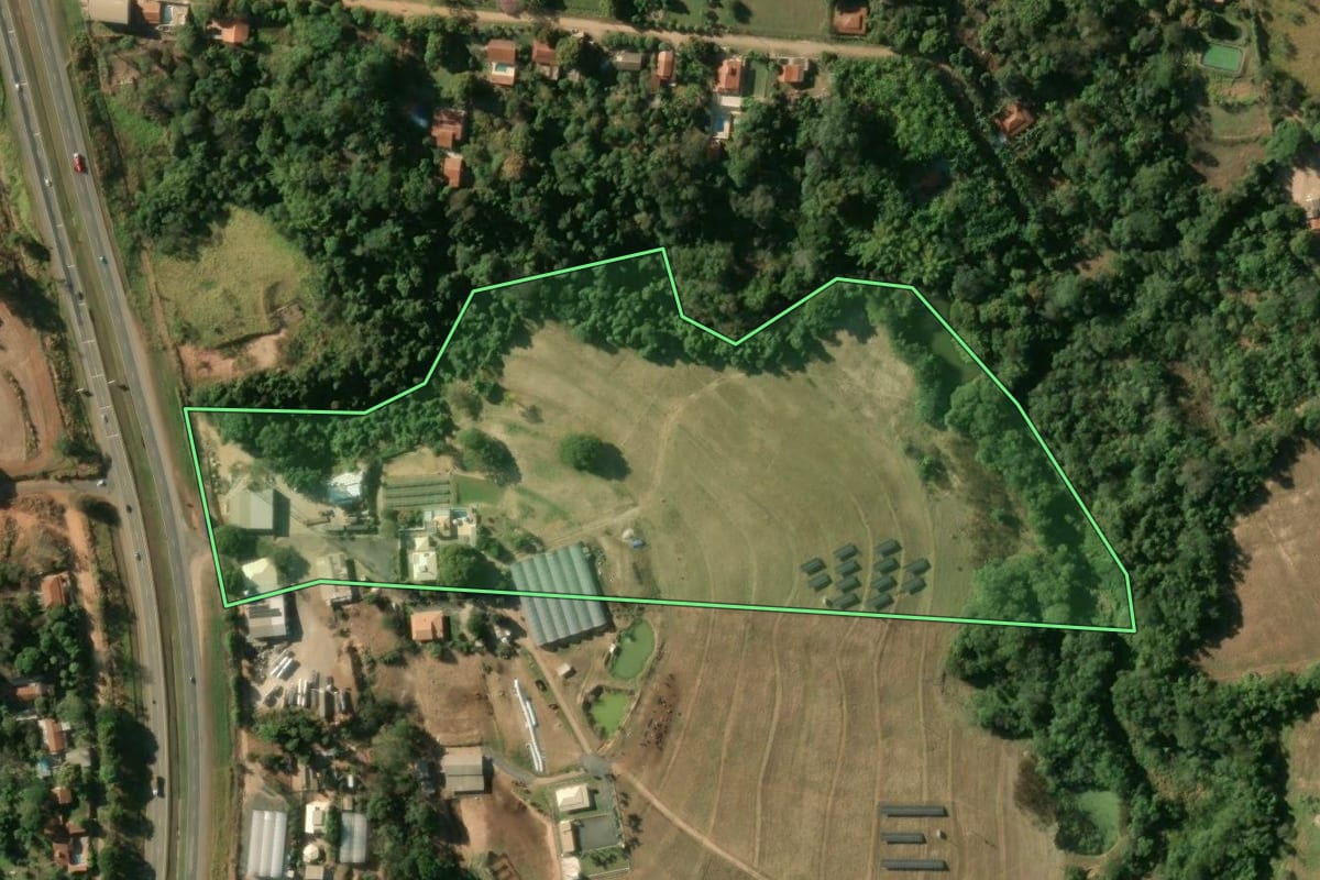 Imagem de satélite do imóvel rural em Estiva Gerbi (SP), com o contorno declarado no CAR desenhado por cima.