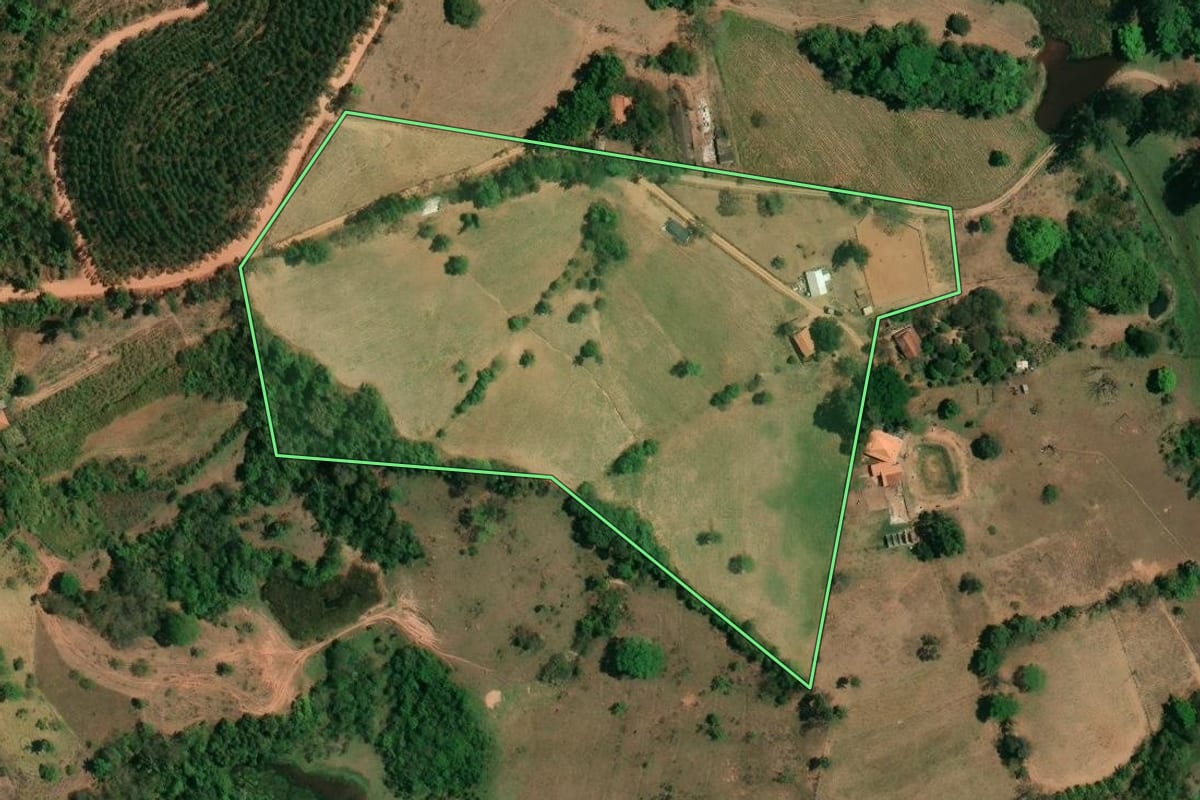 Imagem de satélite do imóvel rural em Estiva Gerbi (SP), com o contorno declarado no CAR desenhado por cima.