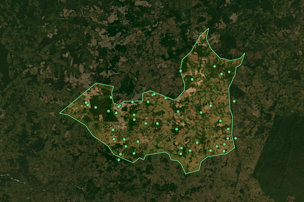 Imagem de satélite de Açailândia (MA), com o contorno do município e a posição dos imóveis desta página.