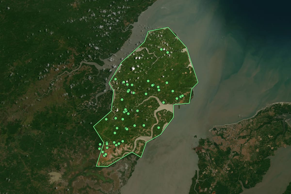 Imagem de satélite de Alcântara (MA), com o contorno do município e a posição dos imóveis desta página.
