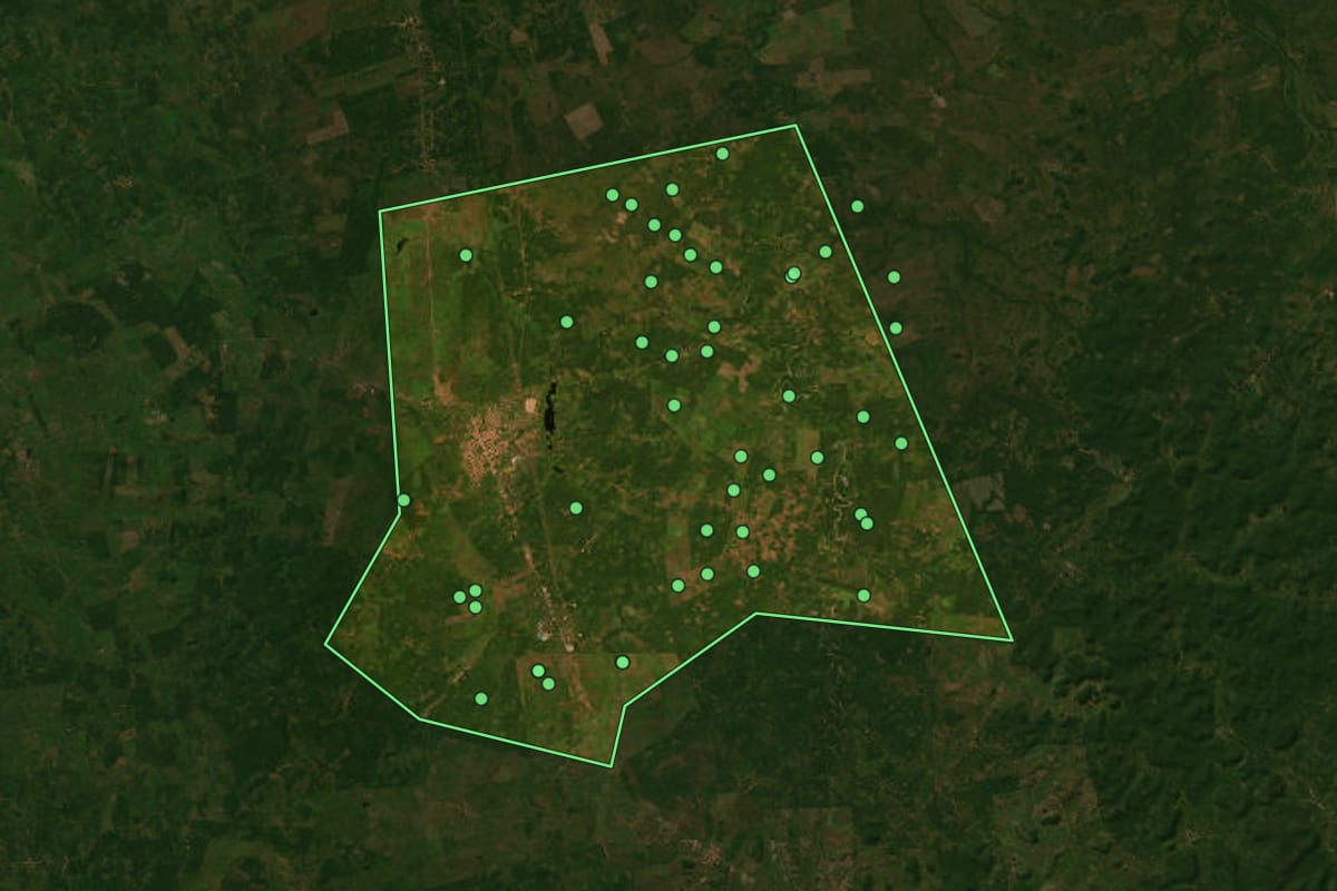 Imagem de satélite de Alto Alegre do Maranhão (MA), com o contorno do município e a posição dos imóveis desta página.