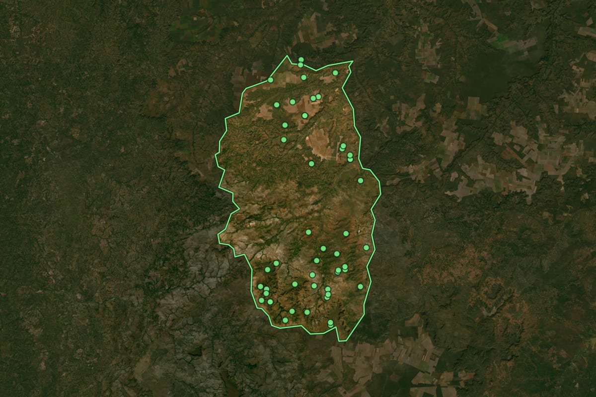 Imagem de satélite de Alto Parnaíba (MA), com o contorno do município e a posição dos imóveis desta página.